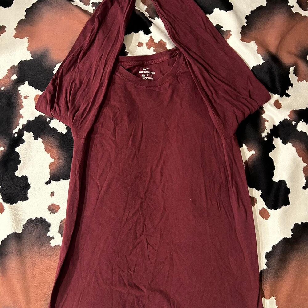 Nike Men's Burgundy and Red T-shirt